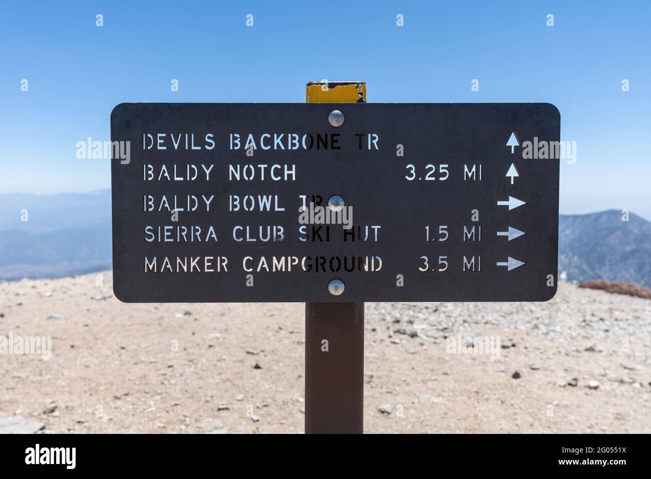 Mt Baldy, Kalifornien, USA - 23. Mai 2021: Blick auf das Devils Backbone Trail Schild auf dem Gipfel des Mt Baldy in den San Gabriel Mountains. Stockfoto