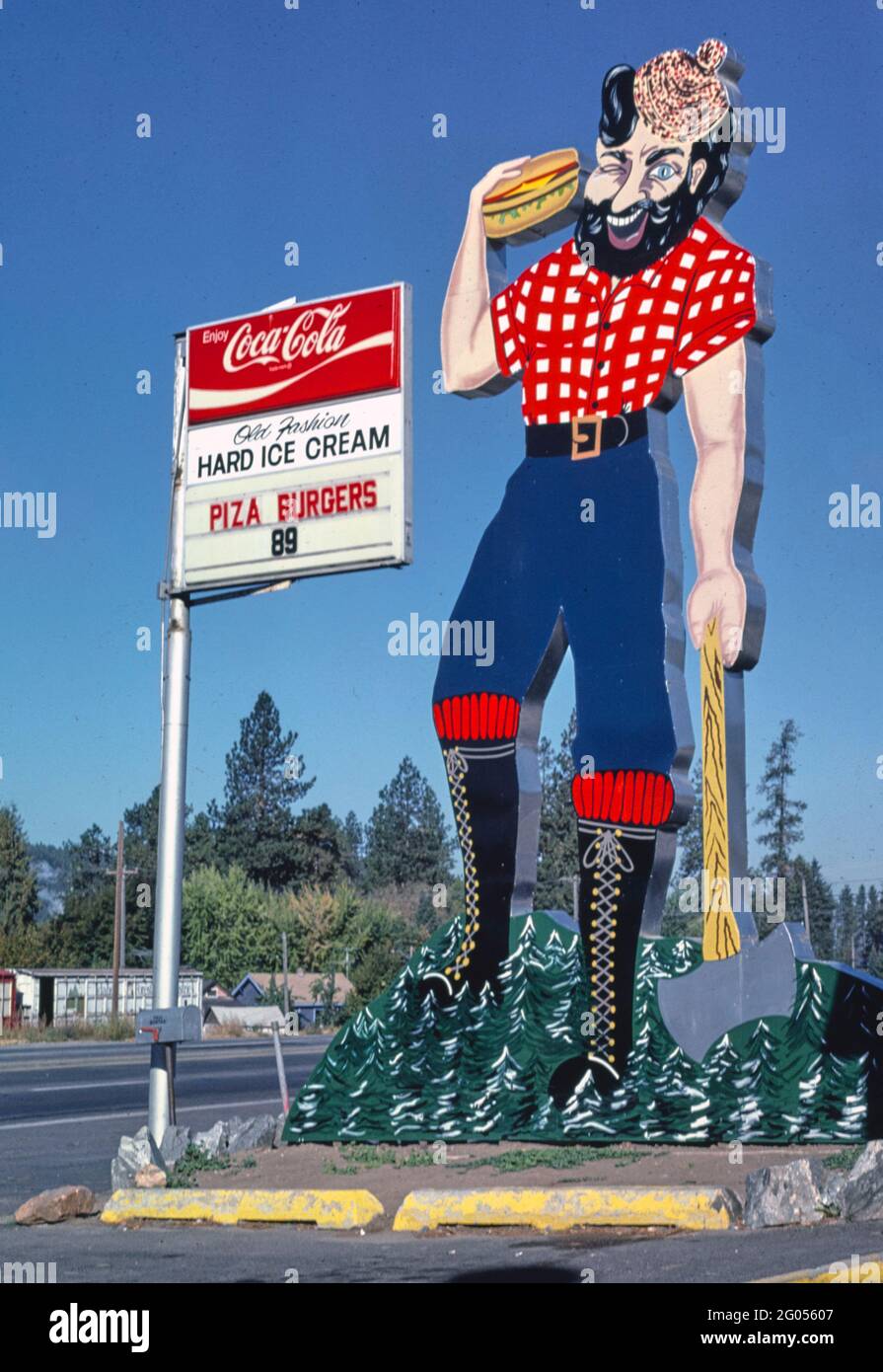 1980er Jahre Amerika - Paul Bunyan Park-Out Hamburger Schild, Coeur d'Alene, Idaho 1987 Stockfoto