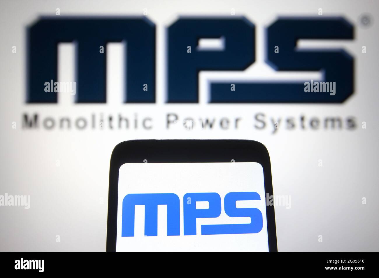 Ukraine. Mai 2021. In dieser Abbildung ist das Monolithische Power Systems (MPS)-Logo auf einem Smartphone und einem pc-Bildschirm zu sehen. (Foto von Pavlo Gonchar/SOPA Images/Sipa USA) Quelle: SIPA USA/Alamy Live News Stockfoto