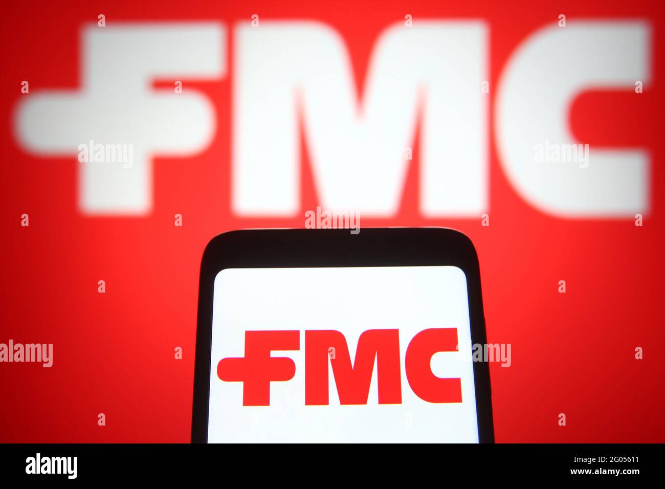 Ukraine. Mai 2021. In dieser Abbildung ist das Logo der FMC Corporation (Food Machinery and Chemical Corporation) auf einem Smartphone und einem pc-Bildschirm zu sehen. (Foto von Pavlo Gonchar/SOPA Images/Sipa USA) Quelle: SIPA USA/Alamy Live News Stockfoto