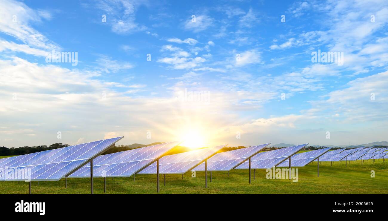 Sonnenkollektoren oder Photovoltaik alternative Energiequellen, umweltfreundliches, nachhaltiges Ressourcenkonzept. Stockfoto