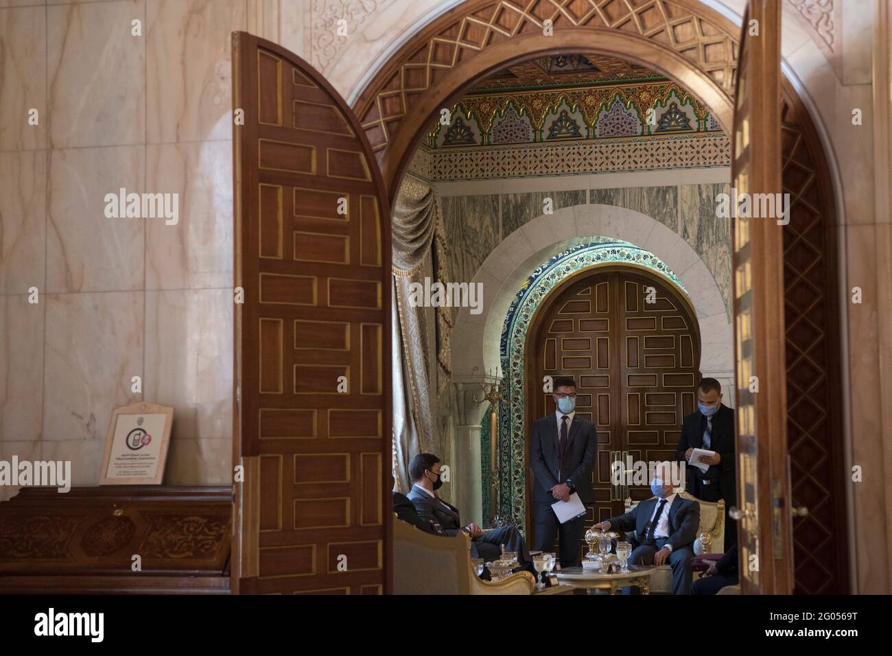 Der Verteidigungsminister Dr. Mark T. Esper trifft sich mit dem tunesischen Verteidigungsminister Ibraham Bartagi im Präsidentenpalast, bevor er mit dem tunesischen Präsidenten Kais Saied im Palast von Karthago, Tunesien, am 30. September 2020, spricht. Stockfoto