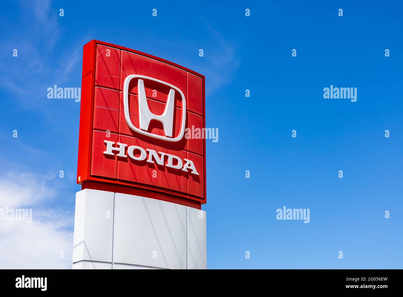 Ottawa, Ontario, Kanada - 31. Mai 2021: Das Logo der Honda Motor Company (TYO: 7267, NYSE: HMC) auf einem Schild in einem Autohaus. Stockfoto