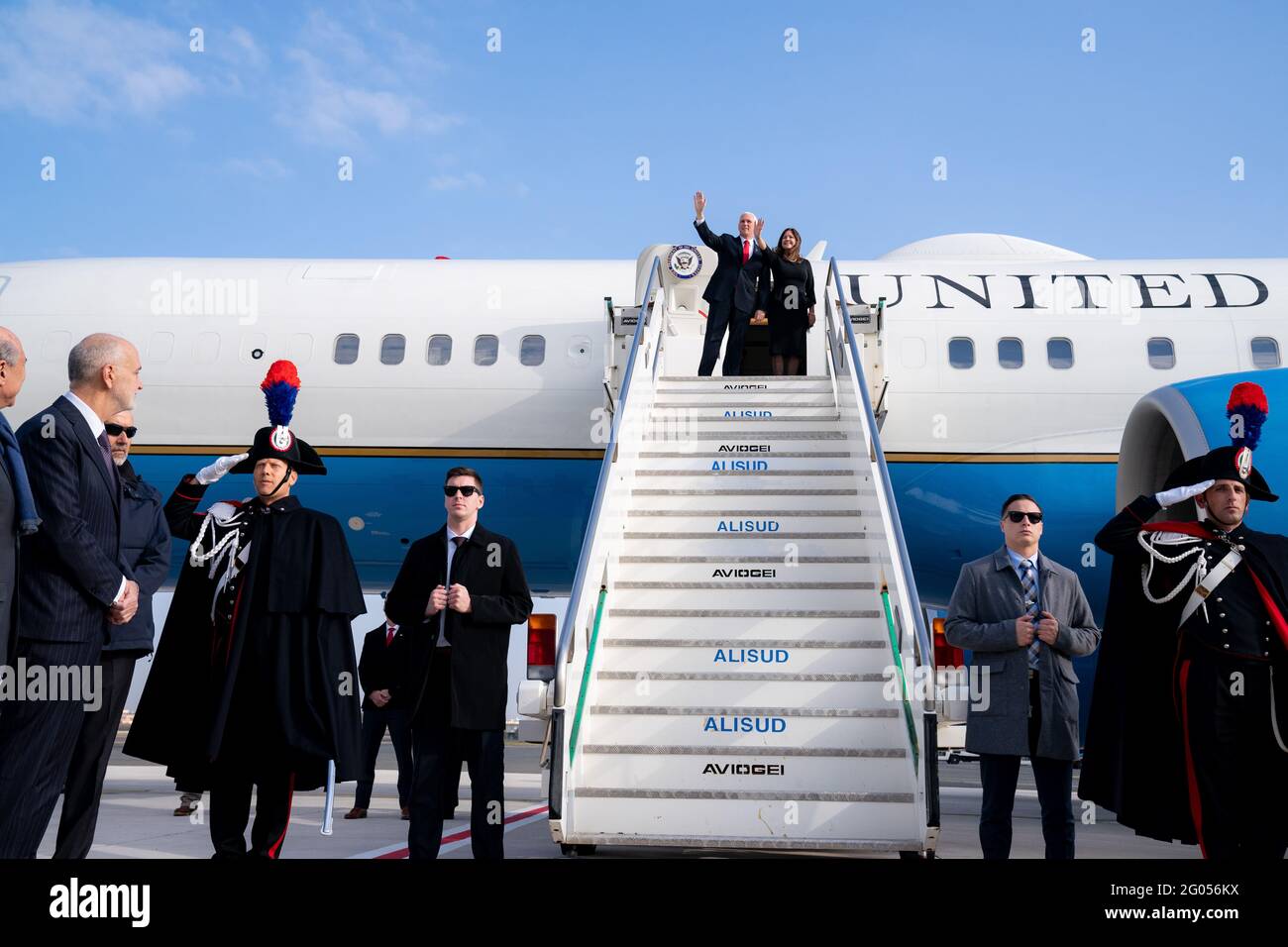 Vizepräsident Mike Pence und Frau Karen Pence steigen am Freitag, den 24. Januar 2020, am internationalen Flughafen Ciampino in Rom aus und werden von US-amerikanischen und italienischen Beamten begrüßt Stockfoto