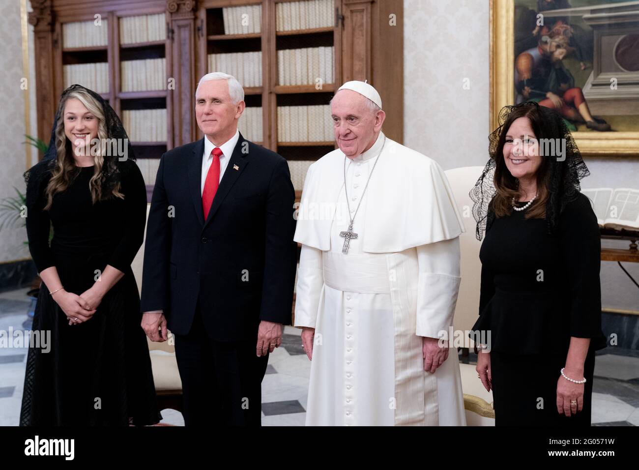 Vizepräsident Mike Pence, Frau Karen Pence und ihre Schwiegertochter Sarah Pence posieren für ein Foto am Freitag, den 24. Januar 2020, in der Päpstlichen Bibliothek im Vatikan Stockfoto