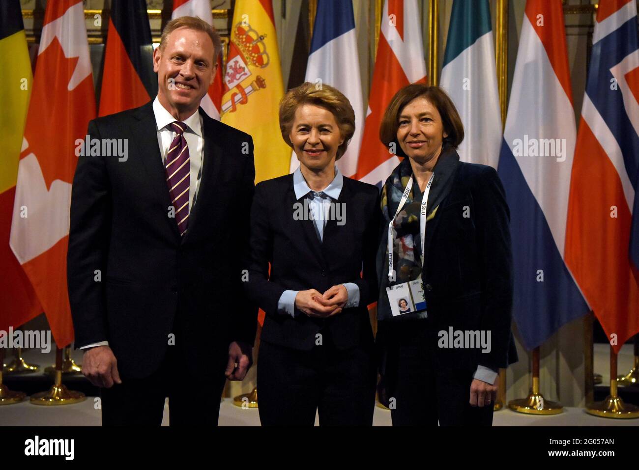 Der amtierende US-Verteidigungsminister Patrick M. Shanahan und die deutsche Verteidigungsministerin Ursula von der Leyen begrüßen die französische Verteidigungsministerin Florence Parly zu einem von den Vereinigten Staaten und Deutschland gemeinsam veranstalteten Verteidigungsministerium der USA gegen den IS, München, 15. Februar 2019. Stockfoto