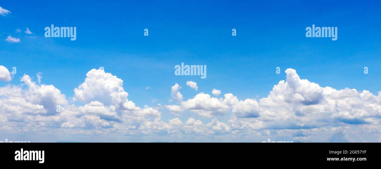 Cumulus weiße Wolken schweben in blauem Himmel, Konzept für Design, um Tapete zu machen. Stockfoto