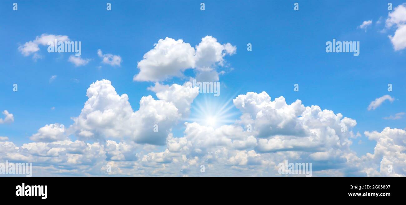 Cumulus weiße Wolken schweben in blauem Himmel, Konzept für Design, um Tapete zu machen. Stockfoto