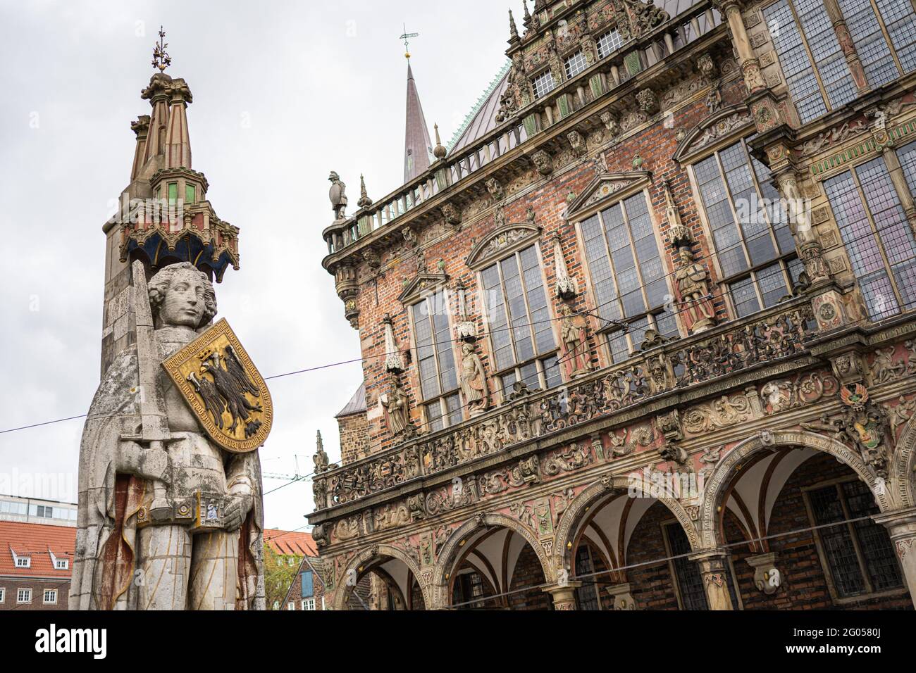 Bremen, Deutschland. Mai 2021. Bremens RolandStatue (l) aus dem Jahr