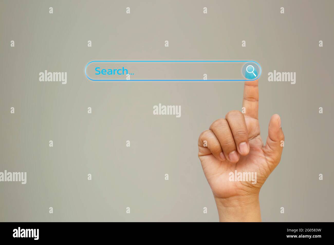 Ein Geschäftsmann klickt auf einen Computer-Touchscreen und gibt einen Suchbegriff ein, der nach Informationen sucht, die im Internet-Geschäftskonzept surfen. Stockfoto