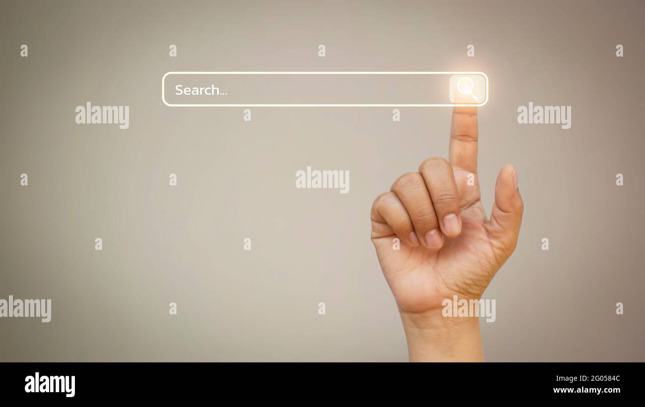 Geschäftsleute klicken auf die Suchleiste, um nach Informationen zu suchen Surfen Internet Business-Konzept. Stockfoto