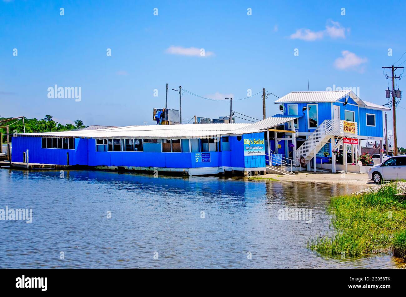 Billy’s Seafood ist auf dem Bon Secour River in Bon Secour, Alabama, abgebildet. Billy’s bietet Groß- und Einzelhandelskunden frische Meeresfrüchte an. Stockfoto