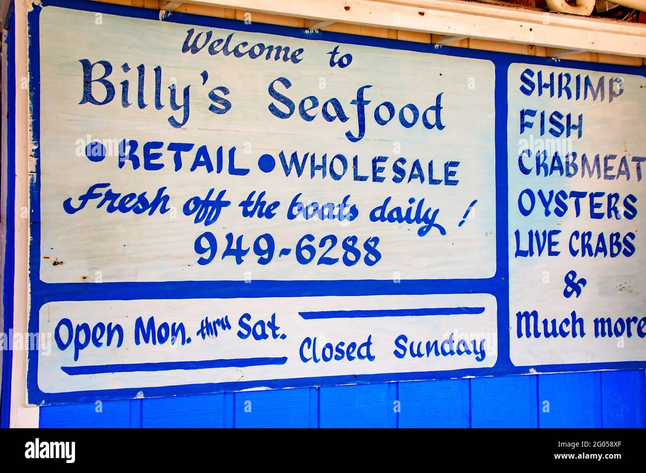 An der Wand von Billy’s Seafood am Bon Secour River, 27. Mai 2021, in Bon Secour, Alabama, hängt ein Schild. Stockfoto