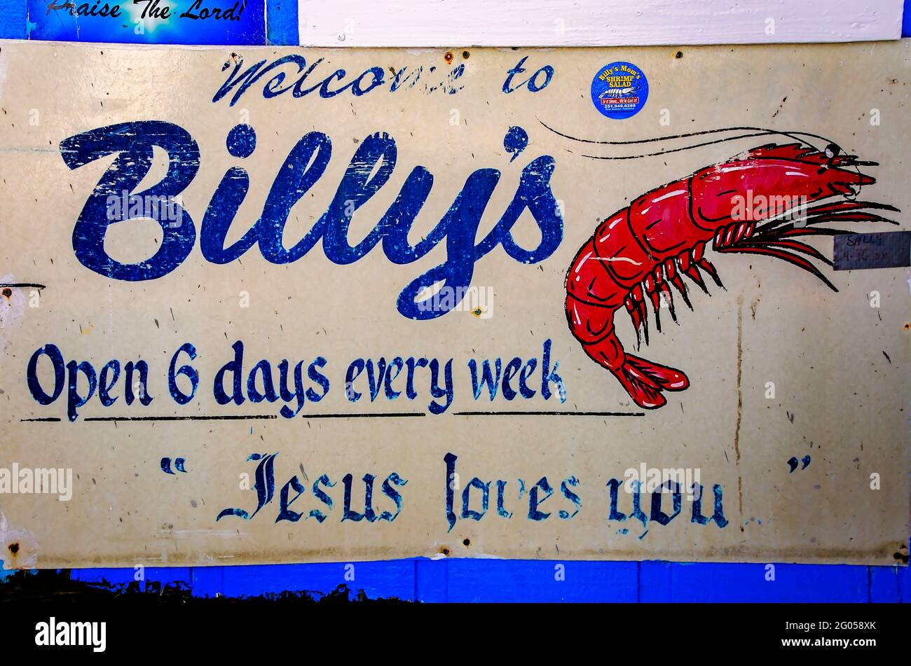 Ein Schild wirbt für Billy’s Seafood und enthält religiöse Sprüche, 27. Mai 2021, in Bon Secour, Alabama. Stockfoto