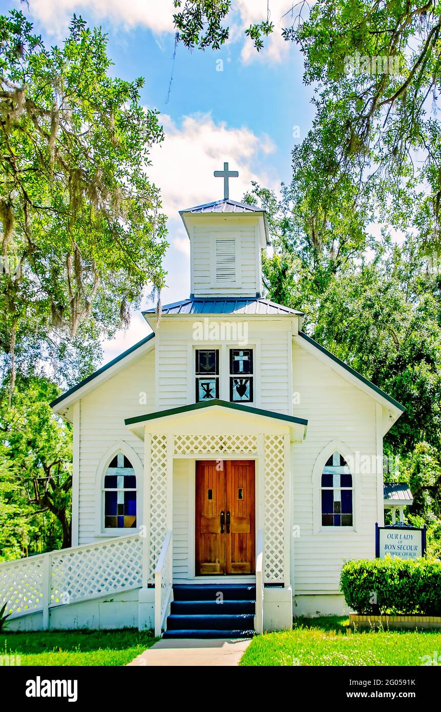 Die katholische Kirche der Muttergottes von Bon Secour ist am 27. Mai 2021 in Bon Secour, Alabama, abgebildet. Die Kirche wurde ursprünglich auf der anderen Flussseite im Jahr 1890 erbaut. Stockfoto