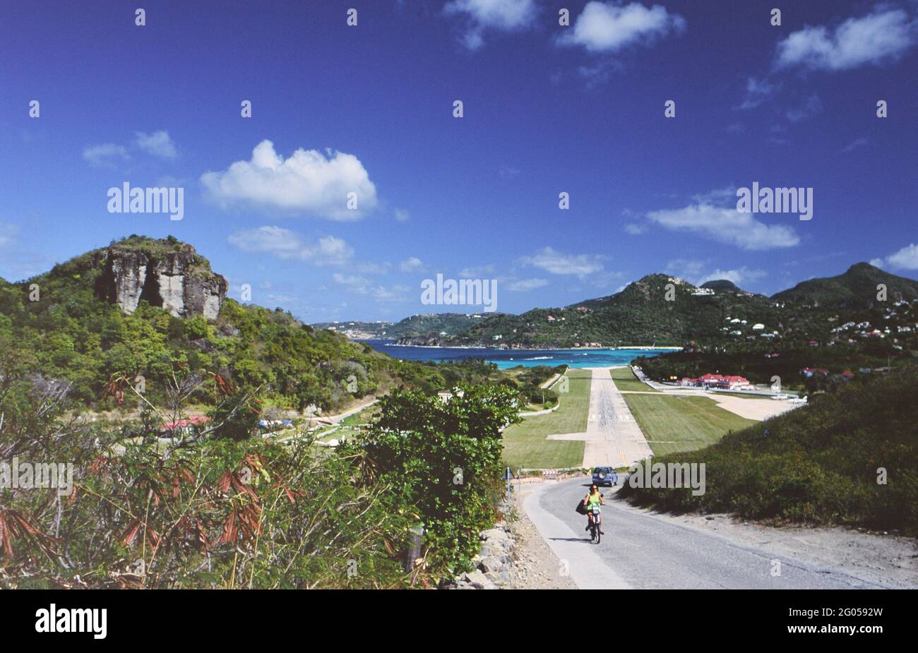 1990er St. Barts (Saint Barthélemy) – die kürzeste Piste der Karibik beginnt knapp über dem Berg und endet kurz vor St. Jean Bay Ca. 1991 Stockfoto