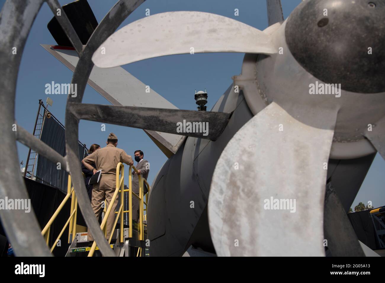 Bericht: Verteidigungsminister Dr. Mark T. Esper wird während eines Besuchs am Standort der Boeing Company in Los Angeles am 16. September 2020 über die UUV (Echo Voyager) informiert. Stockfoto