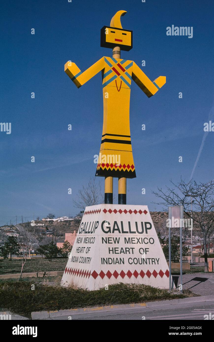 2000er-USA – Gallup Kachina-Schild, Heart of Indian Country, Gallup, New Mexico 2003 Stockfoto