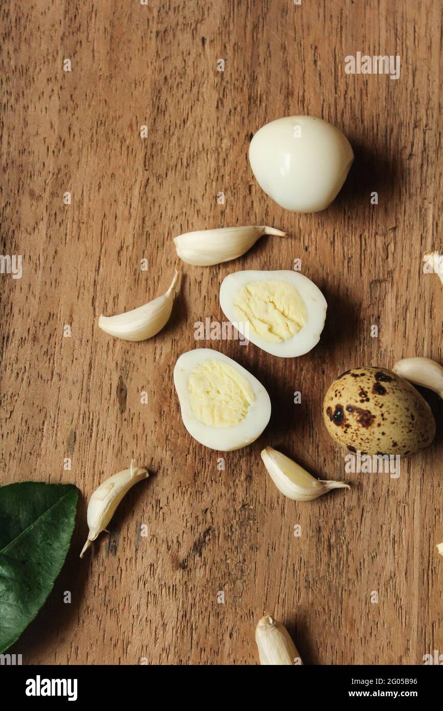 In Scheiben geschnittene Koel-Eier auf Holzoberfläche, Draufsicht Stockfoto