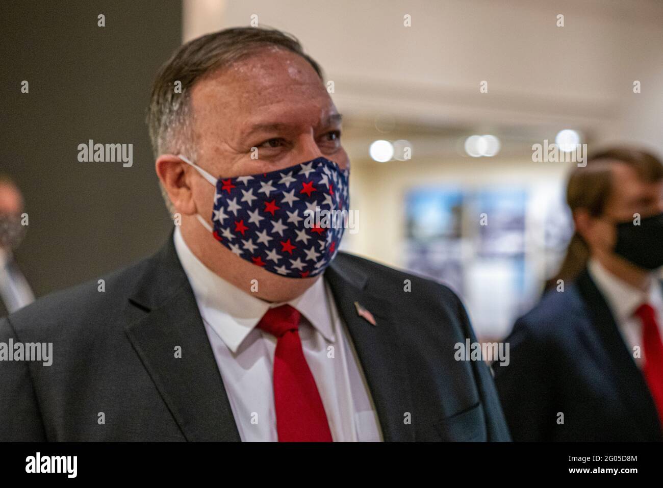 Hugh Hewitt gibt Außenminister Michael R. Pompeo am 23. Juli 2020 eine Führung durch die Richard Nixon Presidential Library in Yorba Linda, Kalifornien. Stockfoto