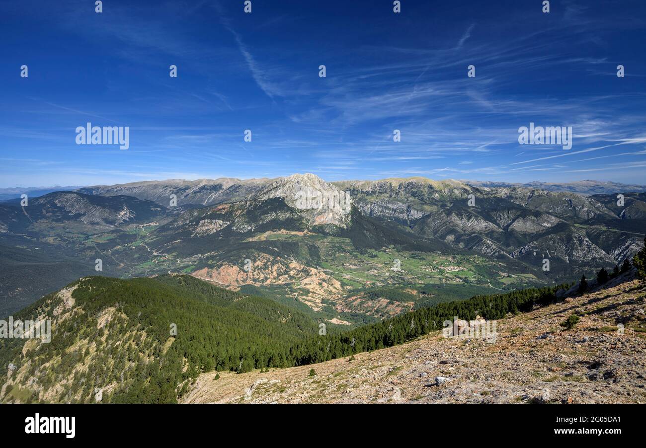 Blick vom Gipfel des Cap de la Gallina Pelada auf die Südwände von Pedraforca und Cadí (Berguedà, Katalonien, Spanien, Pyrenäen) Stockfoto