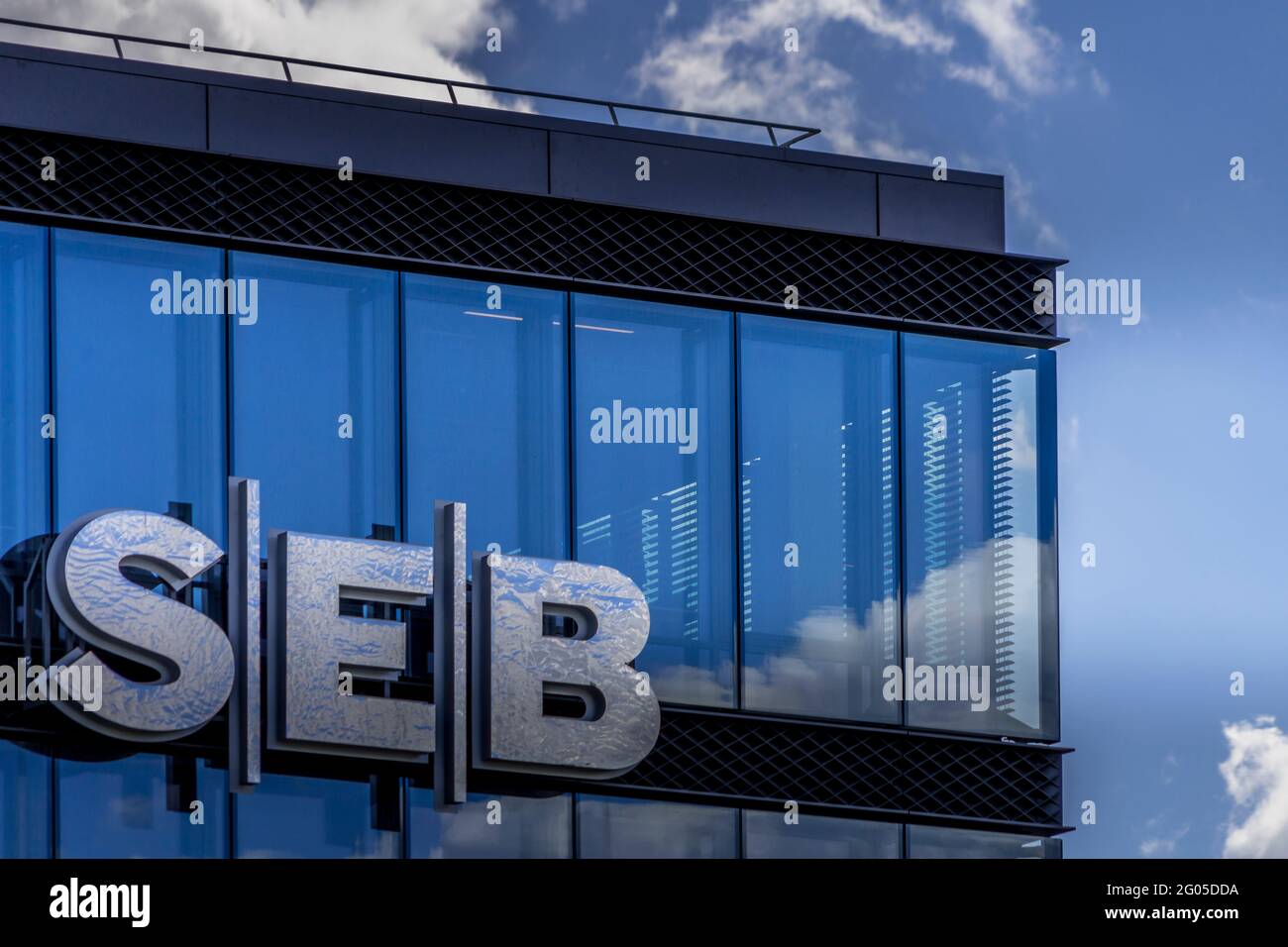 SEB-Banklogo auf der SEB-Bank Hauptsitz am 30. Mai 2021 in Vilnius, Litauen. Stockfoto