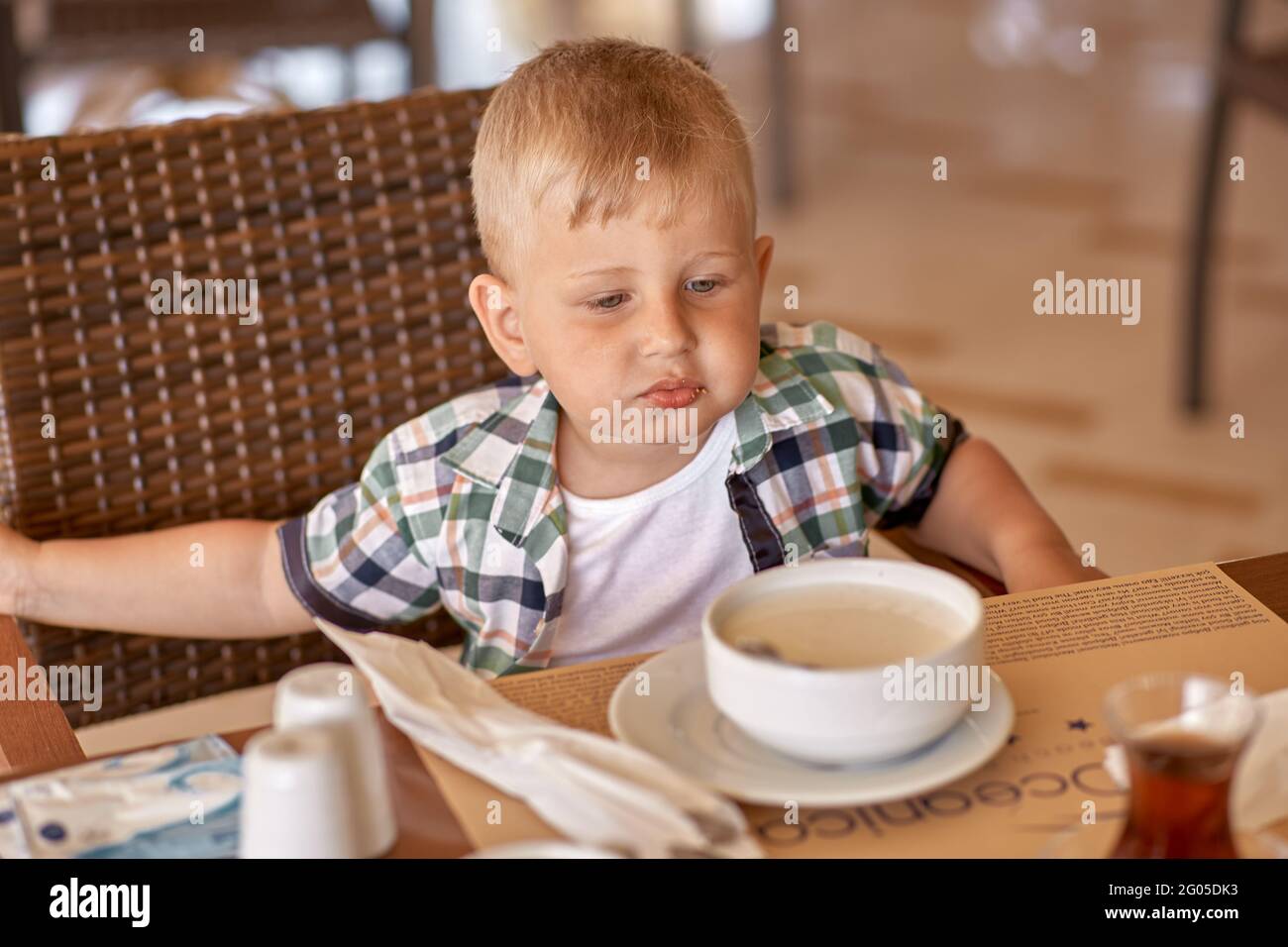 Kemer, Türkei - Mai, 21: Süßes kaukasisches Kleinkind in einem Restaurant beim Frühstück. Selektiver Fokus Stockfoto