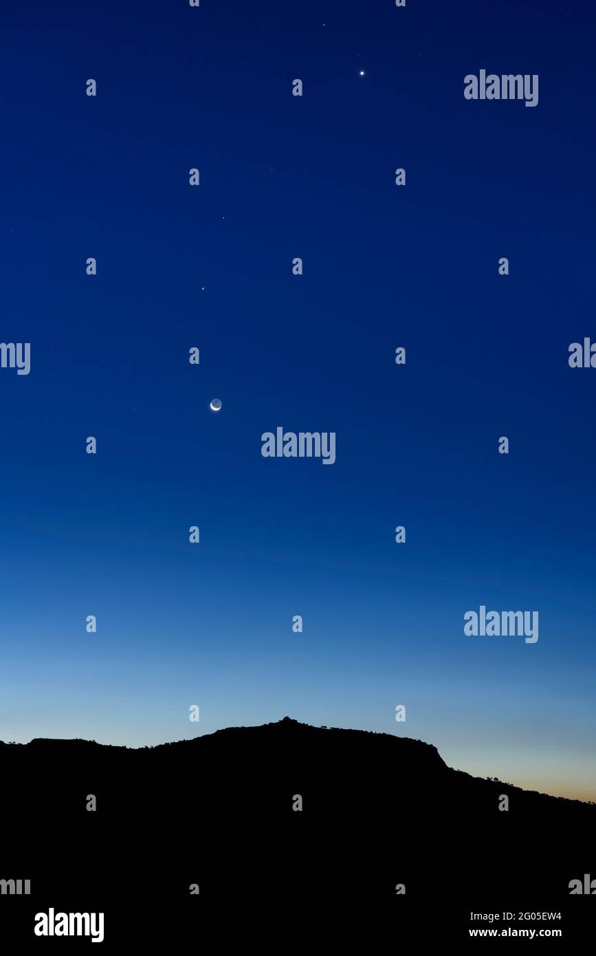 Konjunktion von Mond, Mars und Venus über La Mola (Oktober 2015), vor Sonnenaufgang (Barcelona, Katalonien, Spanien) Stockfoto