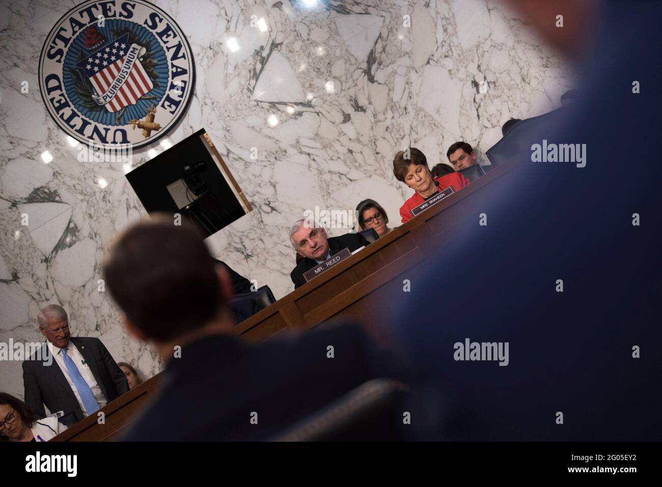 Bericht: Das ranghohe Mitglied des Ausschusses für bewaffnete Dienste des Senats, Senator Jack Reed von Rhode Island, hält bei einer Anhörung im Verteidigungsbereich mit Zeugen, Verteidigungsminister Dr. Mark T. Esper (Vordergrund) und Vorsitzender des Joint Chiefs of Staff Army General Mark A. Milley, Hart Senate Office Building, Washington, D.C., 4. März 2020. Stockfoto