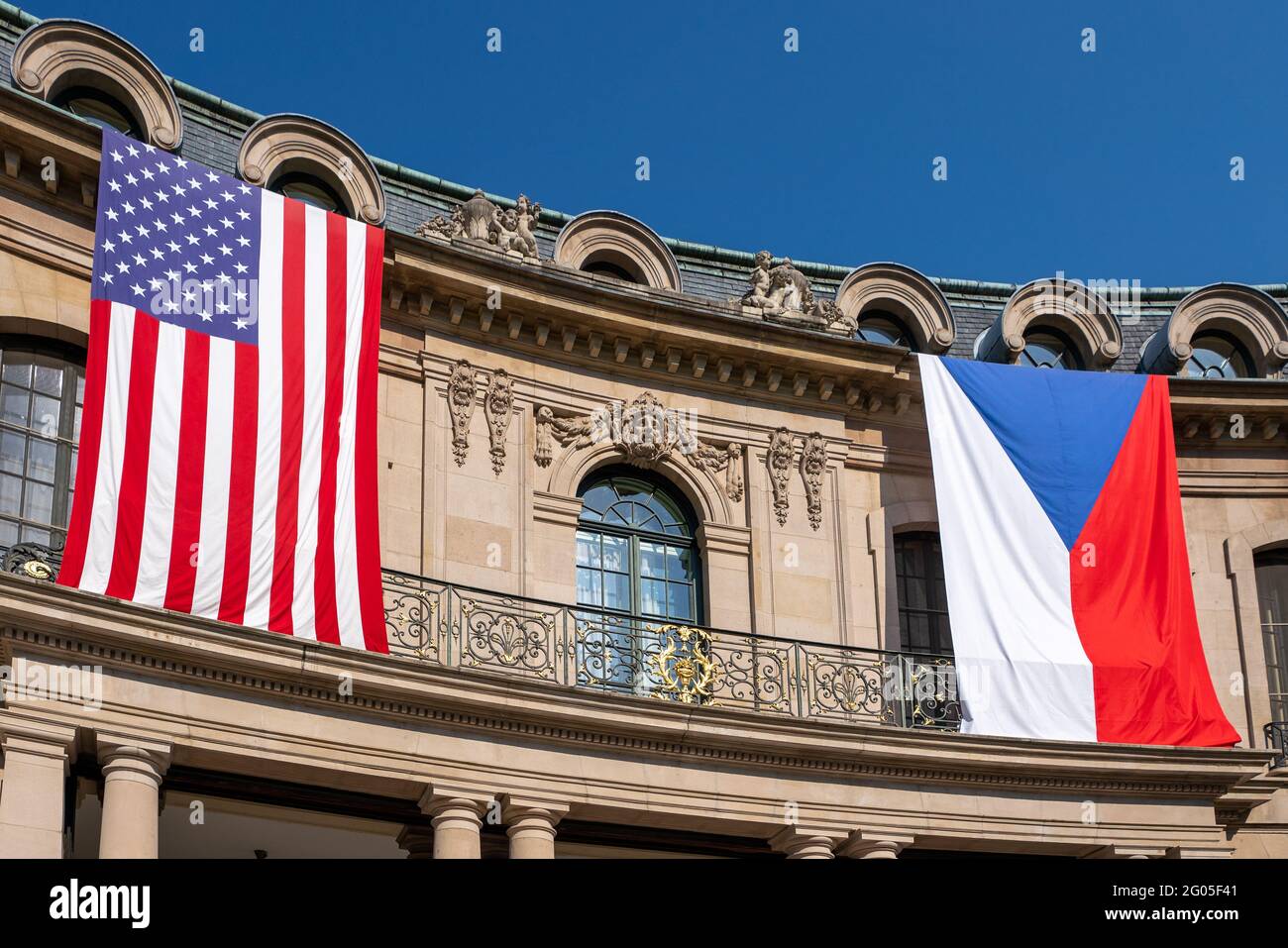 Nahaufnahme der amerikanischen und tschechischen Flaggen während eines Besuchs von Außenminister Mike Pompeo in der Tschechischen Republik am 12. August 2020 in Prag, Tschechische Republik Stockfoto