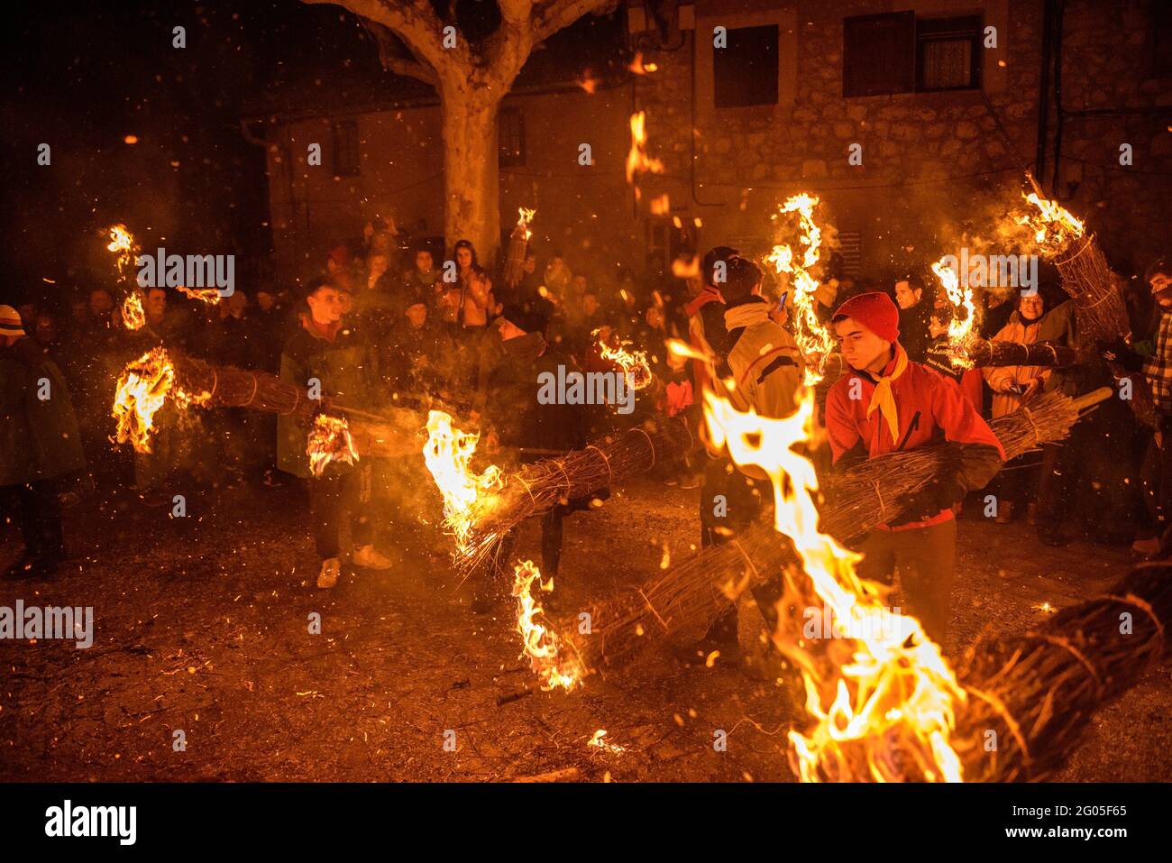 Tänze um das Feuer auf dem Platz der Kirche Sant Julià de Cerdanyola, in Bagà während des FIA-faia Festivals (Berguedà, Katalonien, Spanien, Pyrenäen) Stockfoto
