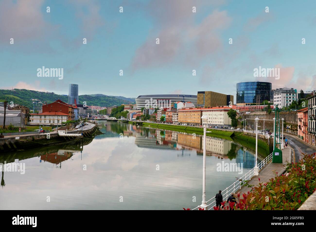 Blick auf den Fluss Nervion im Viertel Olabeaga und das Fußballstadion des Sportvereins San Mames im Hintergrund, Bilbao, Biskaya, Baskenland, EUS Stockfoto