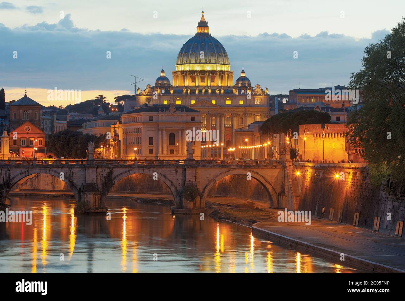 Rom, Italien. Die Brücke Sant'Angelo und der Petersdom in der Abenddämmerung. Das historische Zentrum von Rom ist ein UNESCO-Weltkulturerbe. Stockfoto