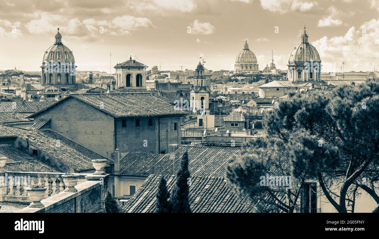 Rom, Italien. Dächer und Kuppeln. In der Ferne liegt der Petersdom. Das historische Zentrum von Rom ist ein UNESCO-Weltkulturerbe. Stockfoto