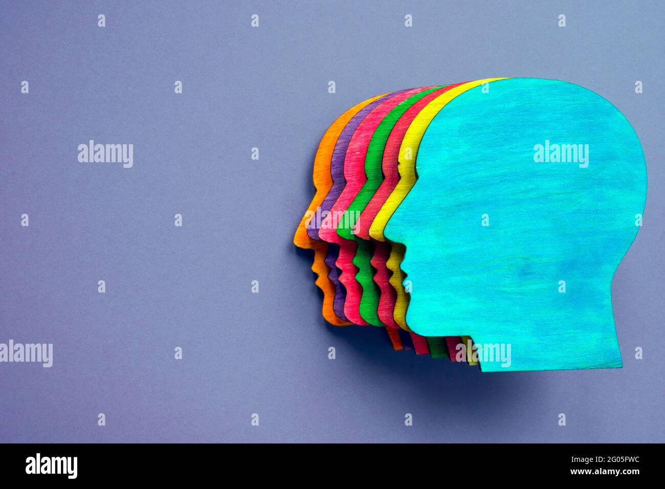 Holzkopf mit verschiedenen Farben als Symbol für Vielfalt und Einbeziehung. Stockfoto