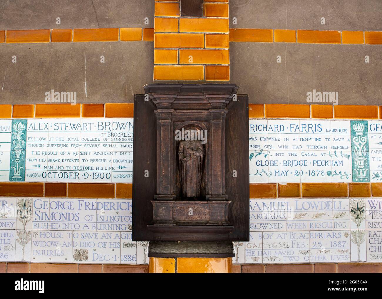 Postman's Park Gedenkplaketten an nicht gesungene Helden Stockfoto