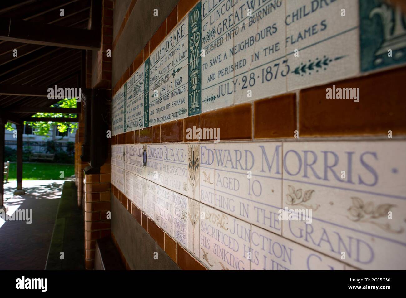 Postman's Park Gedenkplaketten an nicht gesungene Helden Stockfoto