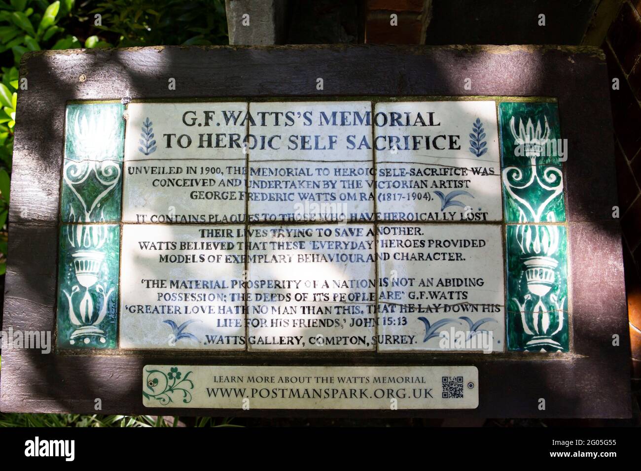 Postman's Park Gedenkplaketten an nicht gesungene Helden Stockfoto