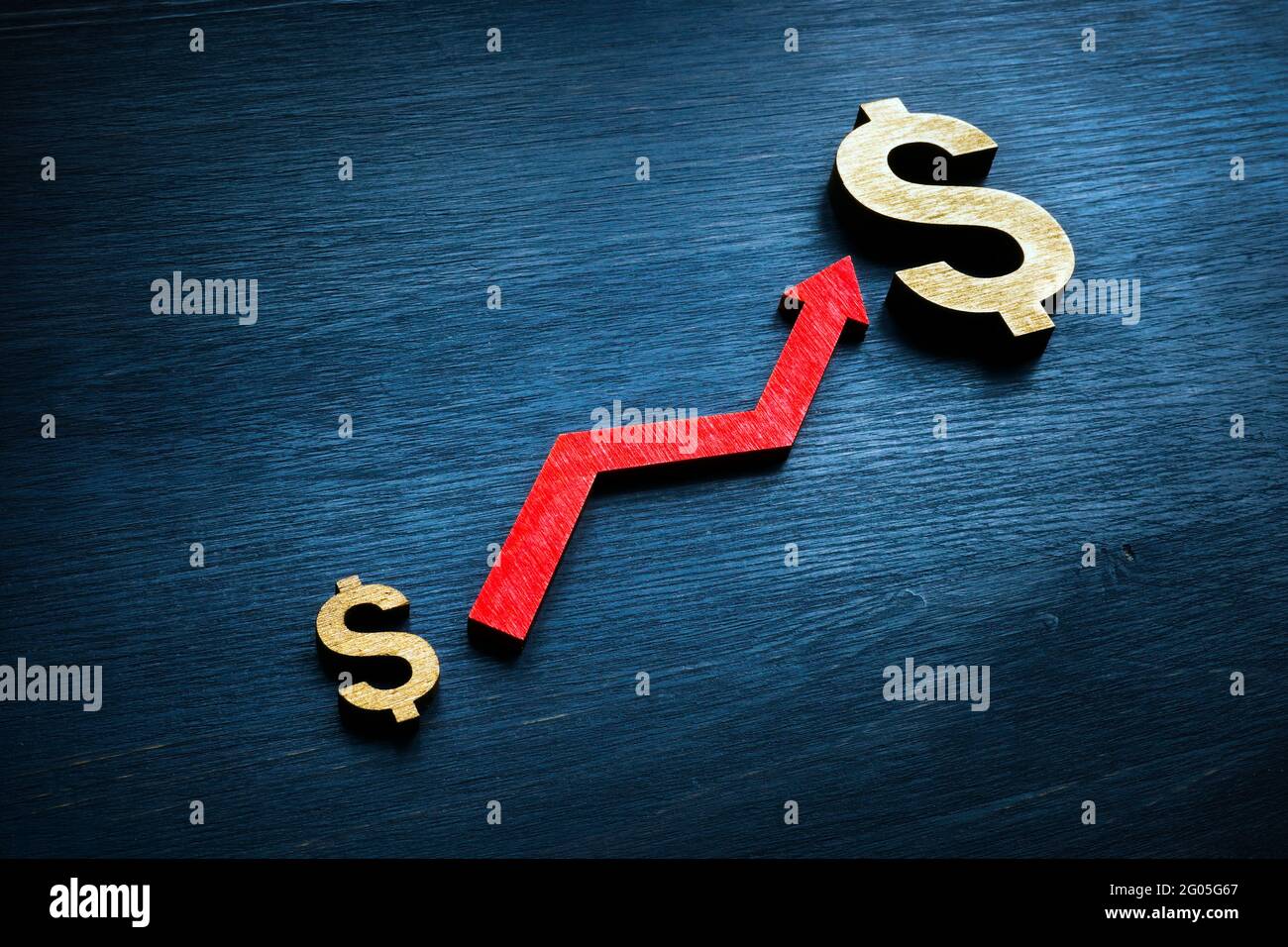 Gewinn von Investitionen und Erfolg im Geschäft. Steigender Pfeil und Dollarzeichen. Stockfoto