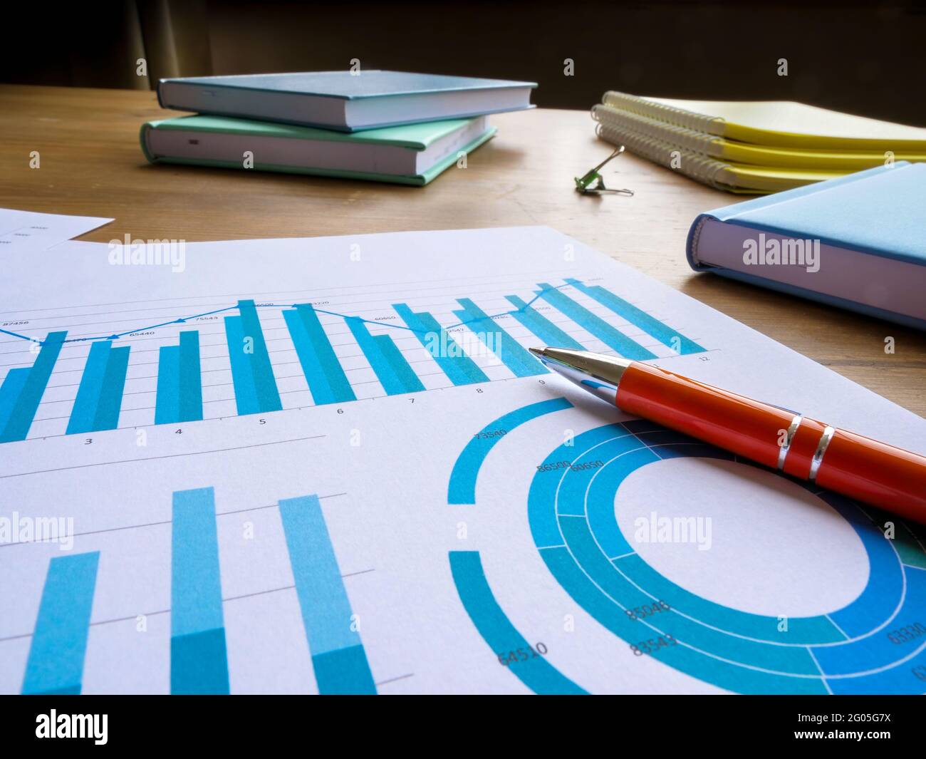Geschäftsstatistiken und Datenanalysen. Papiere mit Finanzergebnissen auf dem Tisch. Stockfoto