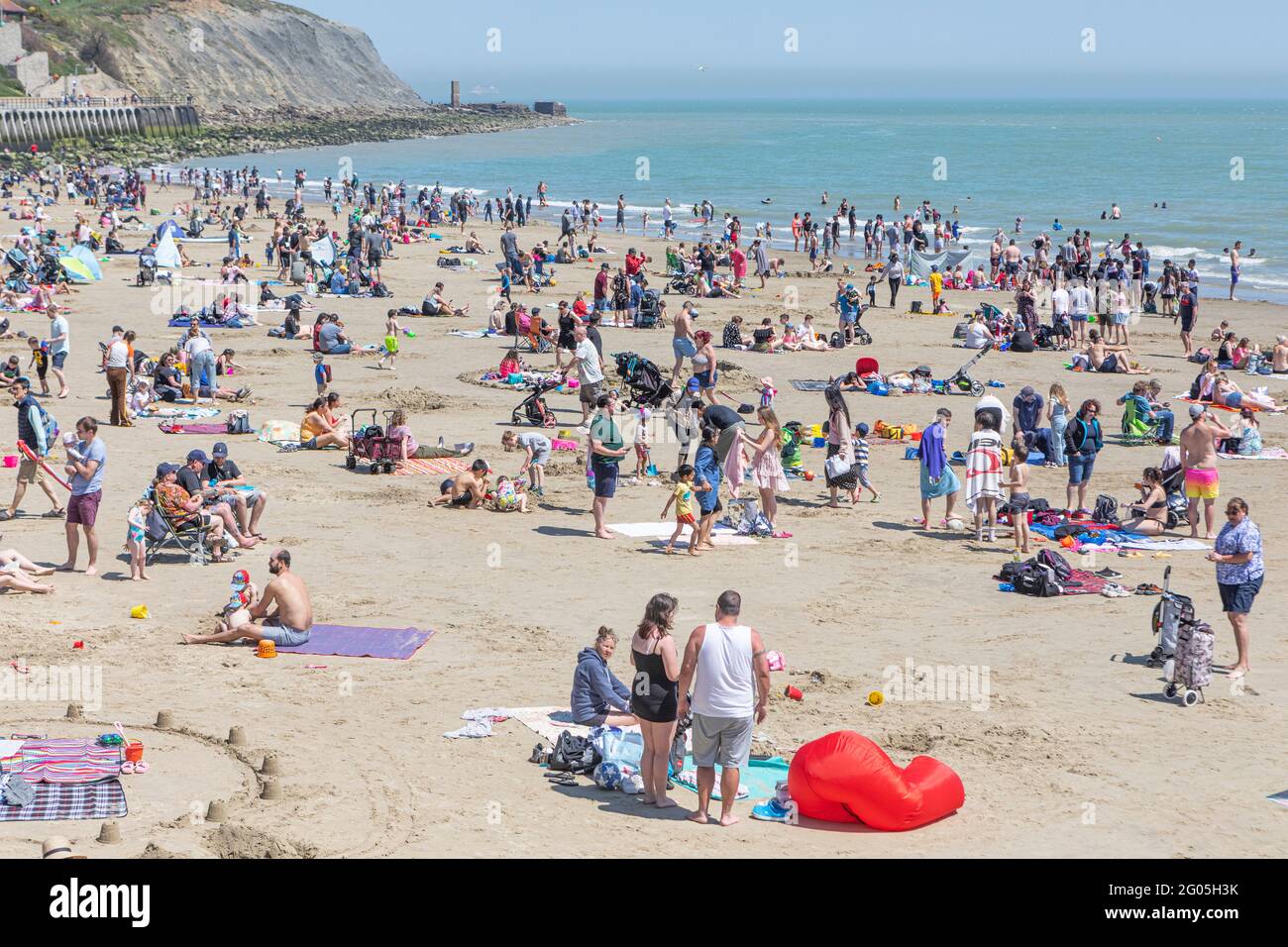 Massen am sonnigen Sandstrand von Folkestone am Montag an den Frühlingsferien im Mai Stockfoto