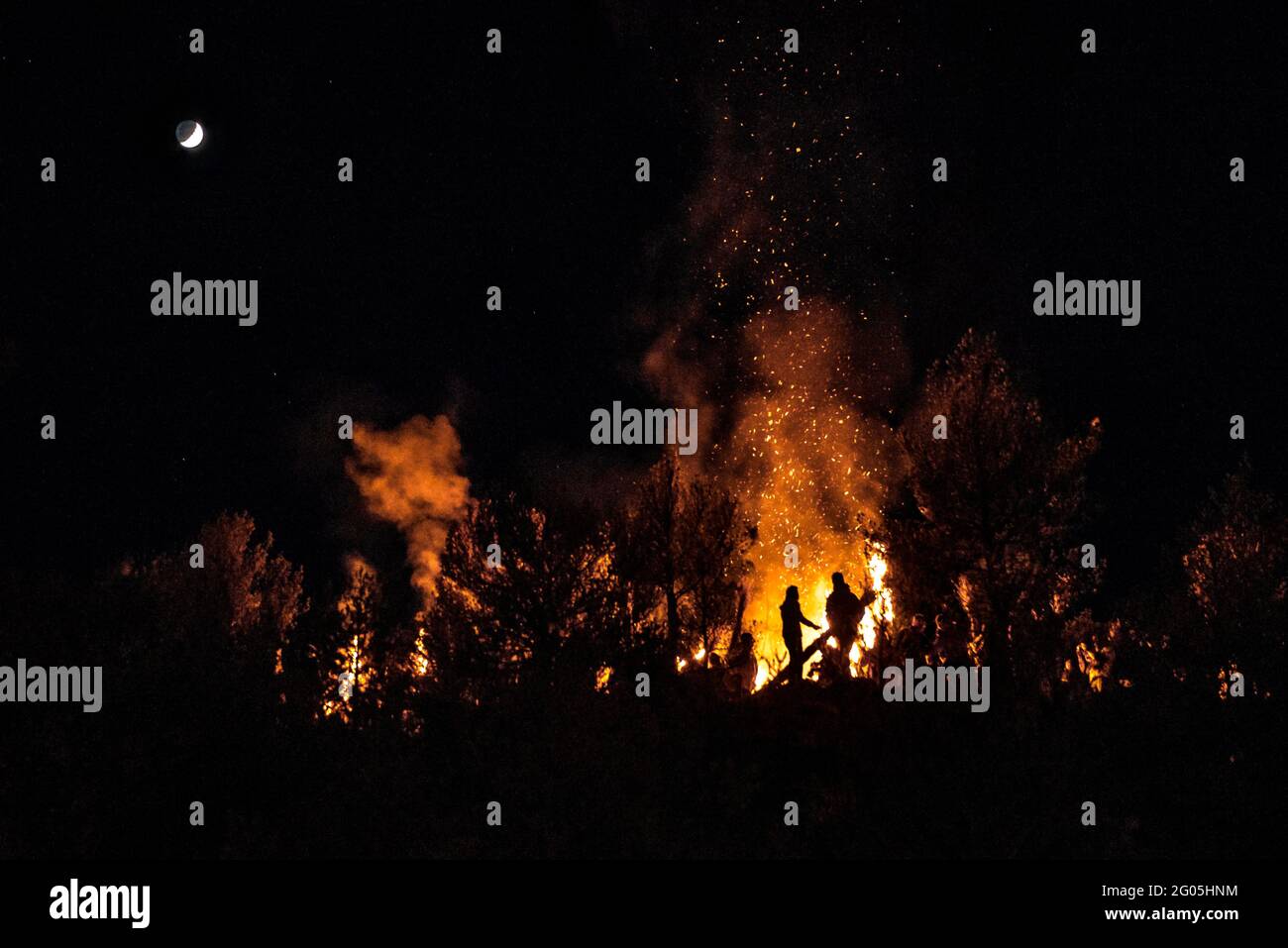 Das Feuer der FIA-faia de Bagà auf dem Siti-Berg in der Nacht des 24. Dezember, Weihnachten (Berguedà, Katalonien, Spanien, Pyrenäen) Stockfoto