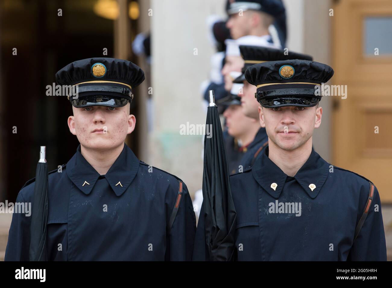 Reportage: Soldaten mit der Joint Honor Guard nehmen an der Ankunftszeremonie Teil, die vom Verteidigungsminister Dr. Mark T. Esper für Estlands Verteidigungsminister Juri Luik im Pentagon, Washington, D.C., am 3. März, 2020. Stockfoto