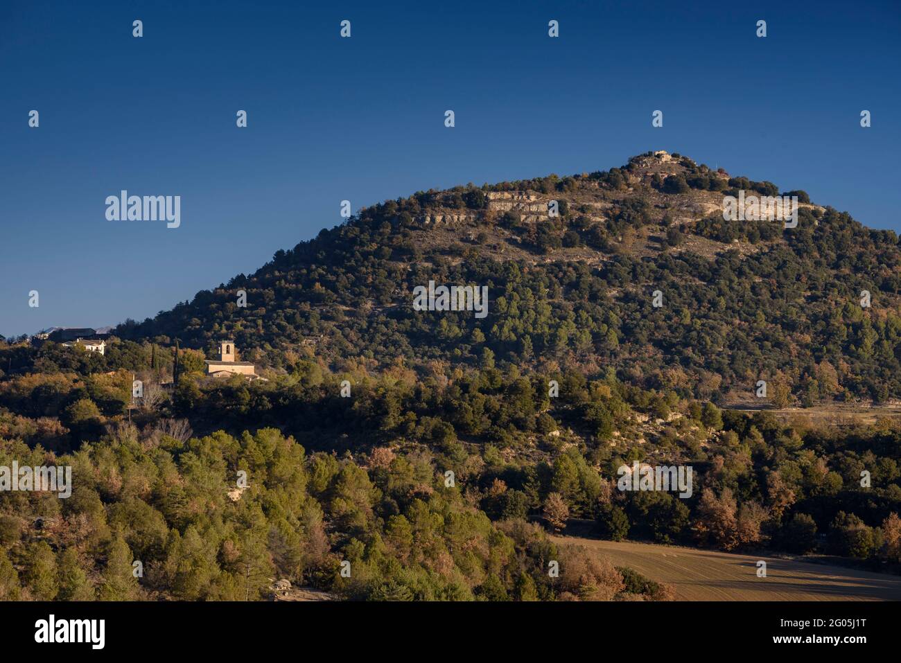 Lluçà Dorf und Burg im Winter (Osona, Barcelona, Katalonien, Spanien) ESP: Vistas del Pueblo de Lluçà y el castillo de Lluçà en invierno (Osona) Stockfoto