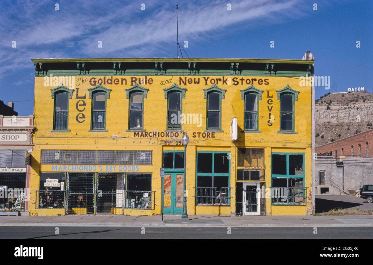 1990er America - Golden Rule und New York Stores, South 1st Street, Raton, New Mexico 1991 Stockfoto