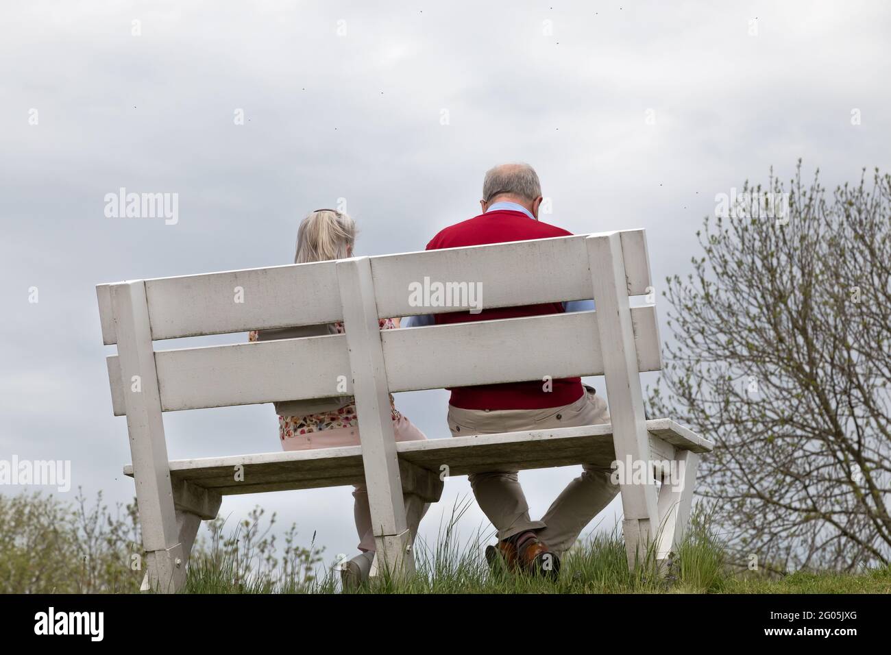 Ein älteres Paar auf einer Parkbank Stockfoto