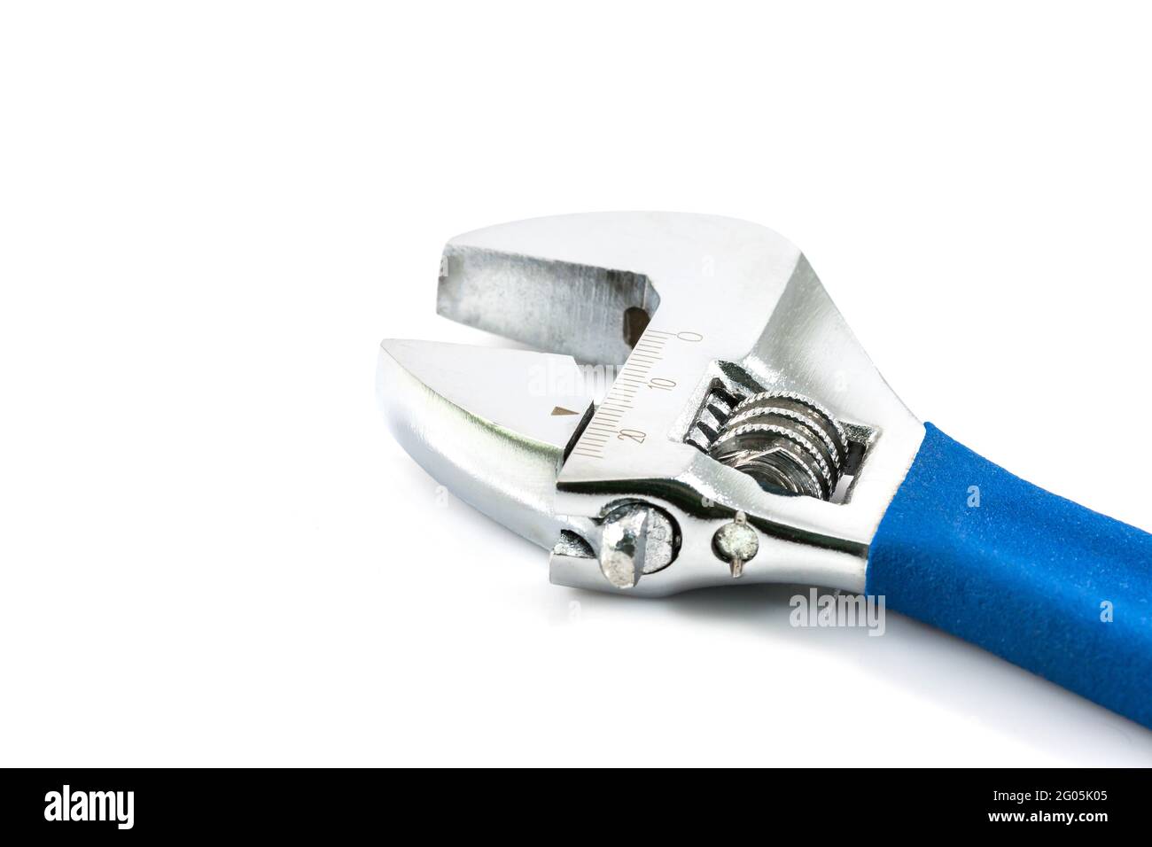 Silberner Affenschlüssel aus Metall mit blauem Griff auf weißem Hintergrund Stockfoto