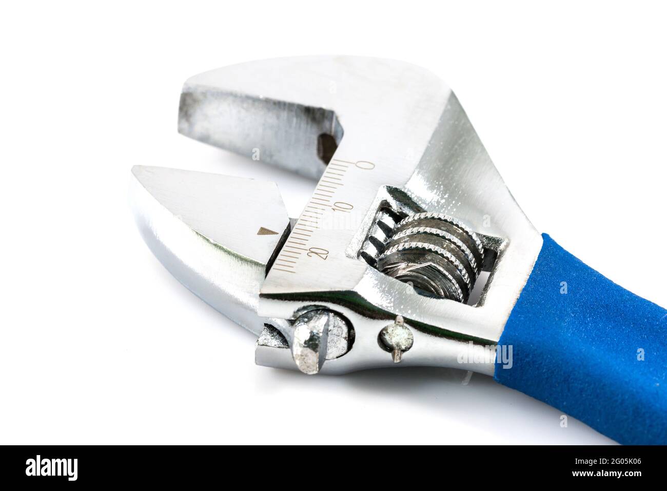 Silberner Affenschlüssel aus Metall mit blauem Griff auf weißem Hintergrund Stockfoto