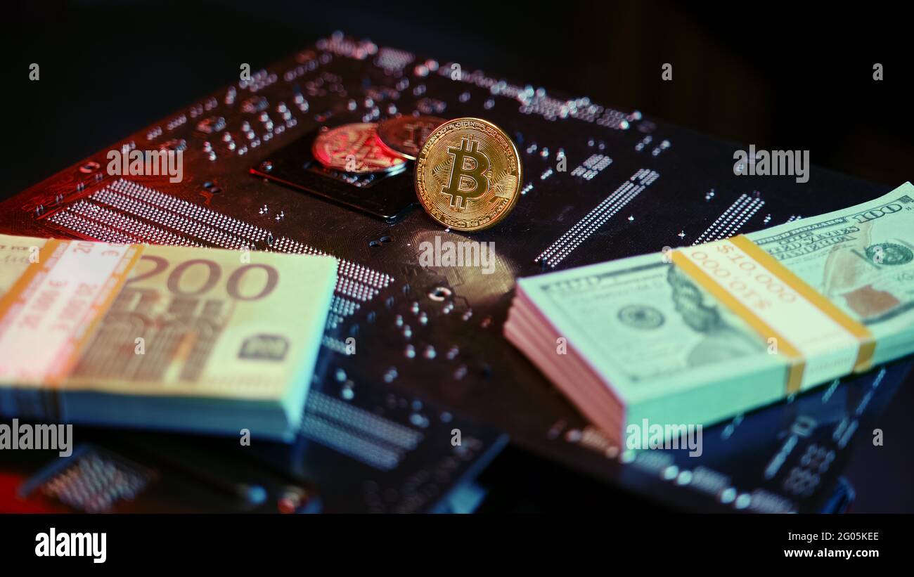 Bitcoin (BTC) glänzt mitten in einem 200-Euro-Banknote- und 100-Dollar-Bill-, Economy- und Kryptowährungskonzept Stockfoto