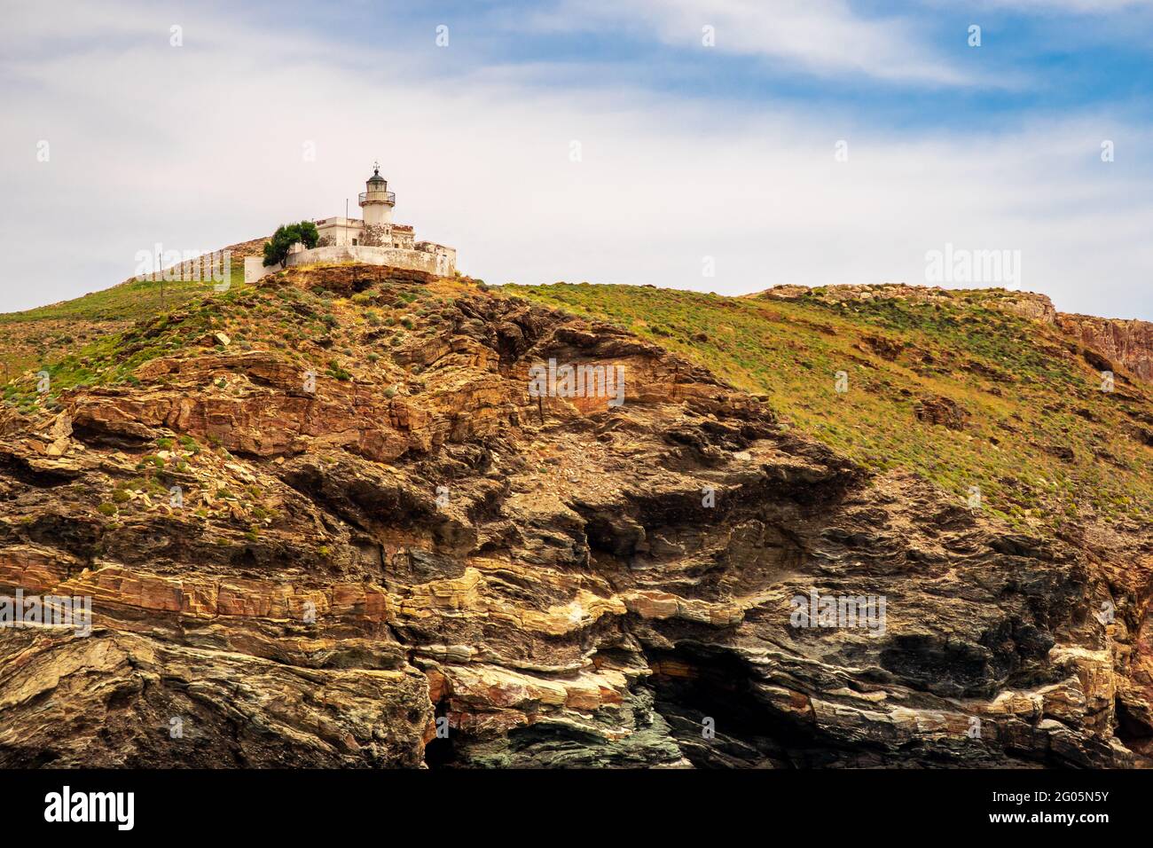 Alter weiß getünchtes Leuchtturm Akra Tamelos auf majestätischer Klippe auf Kea Island, Blick vom Meer mit blauem Himmel an sonnigen Tagen, Griechenland. Stockfoto